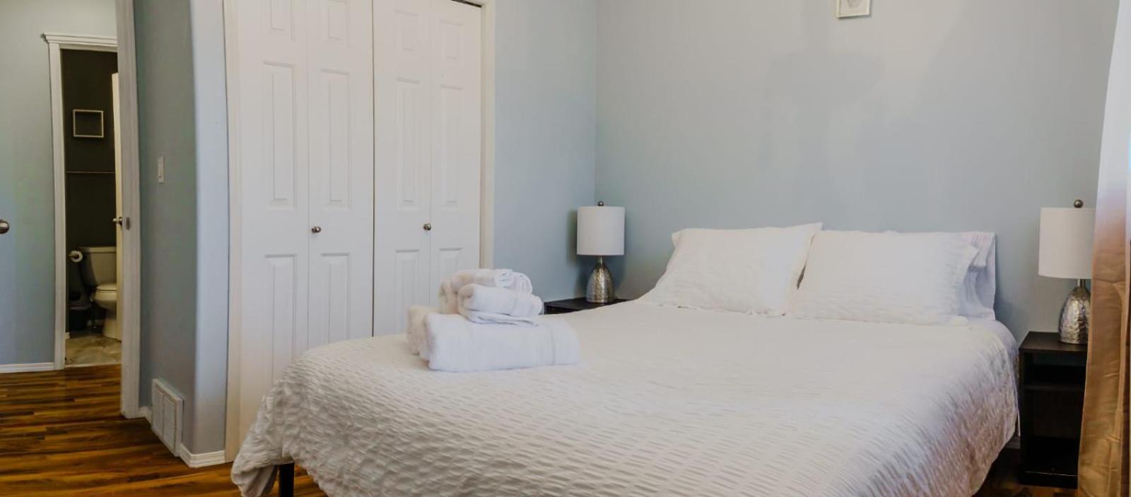 Hotel The Blue Door Grande Prairie Esterno foto