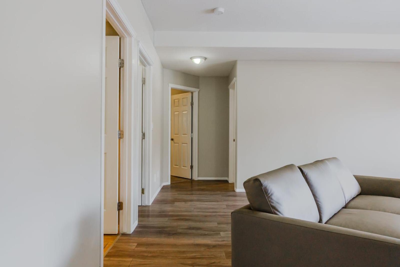 Hotel The Blue Door Grande Prairie Esterno foto