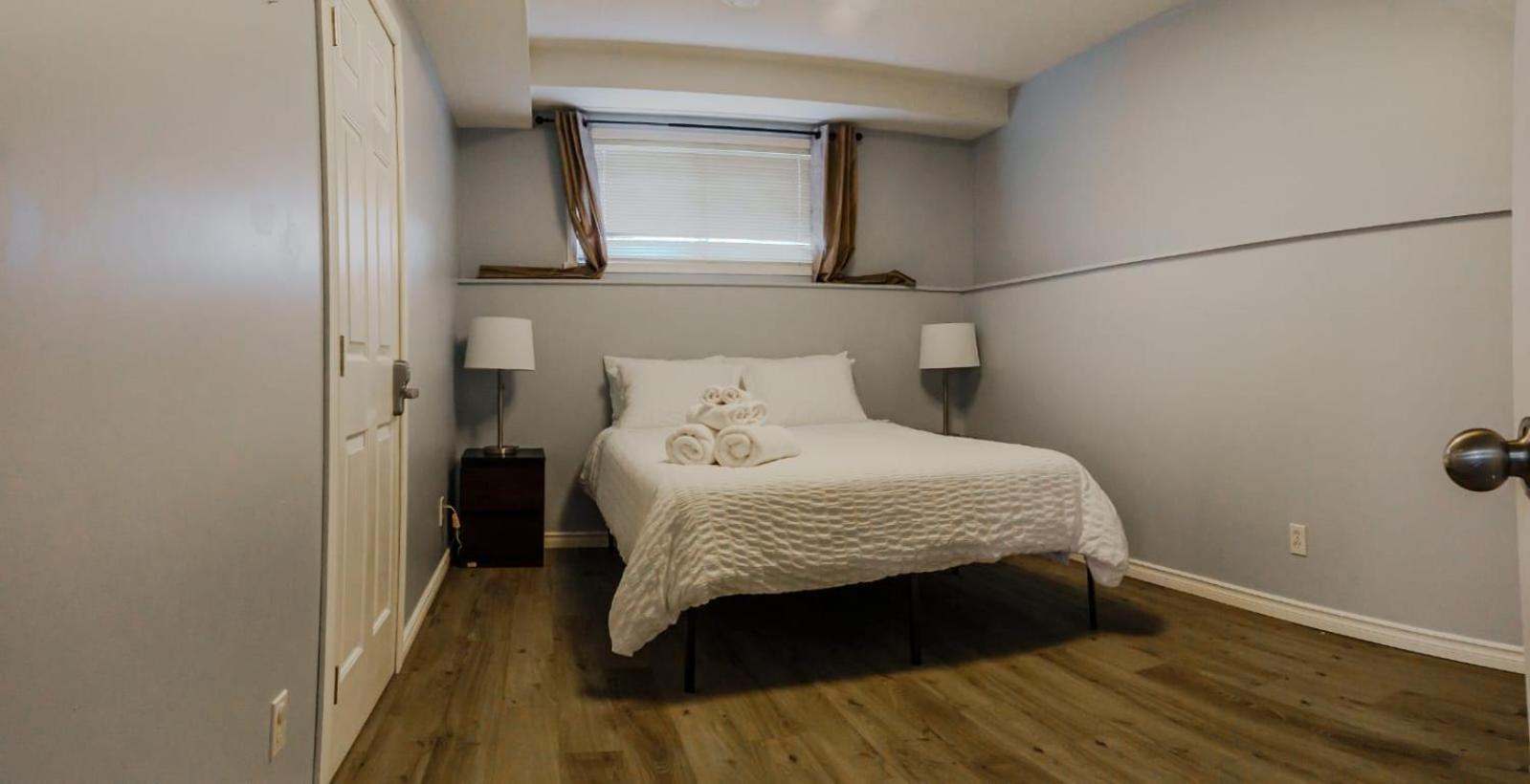 Hotel The Blue Door Grande Prairie Esterno foto