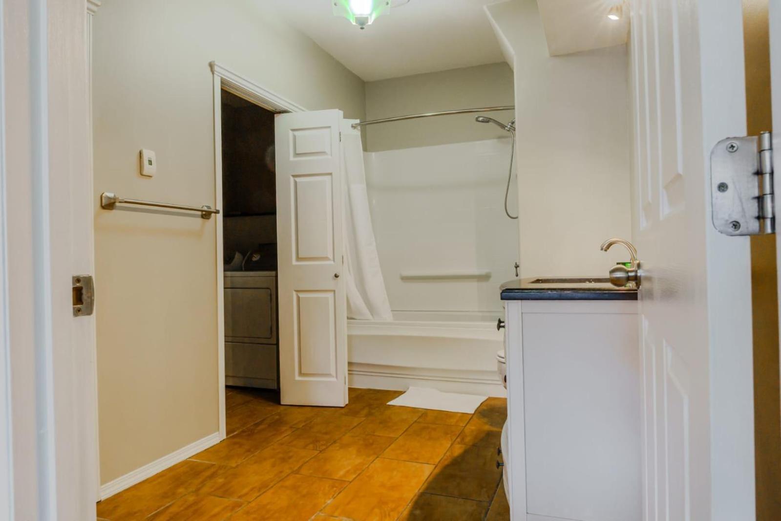 Hotel The Blue Door Grande Prairie Esterno foto