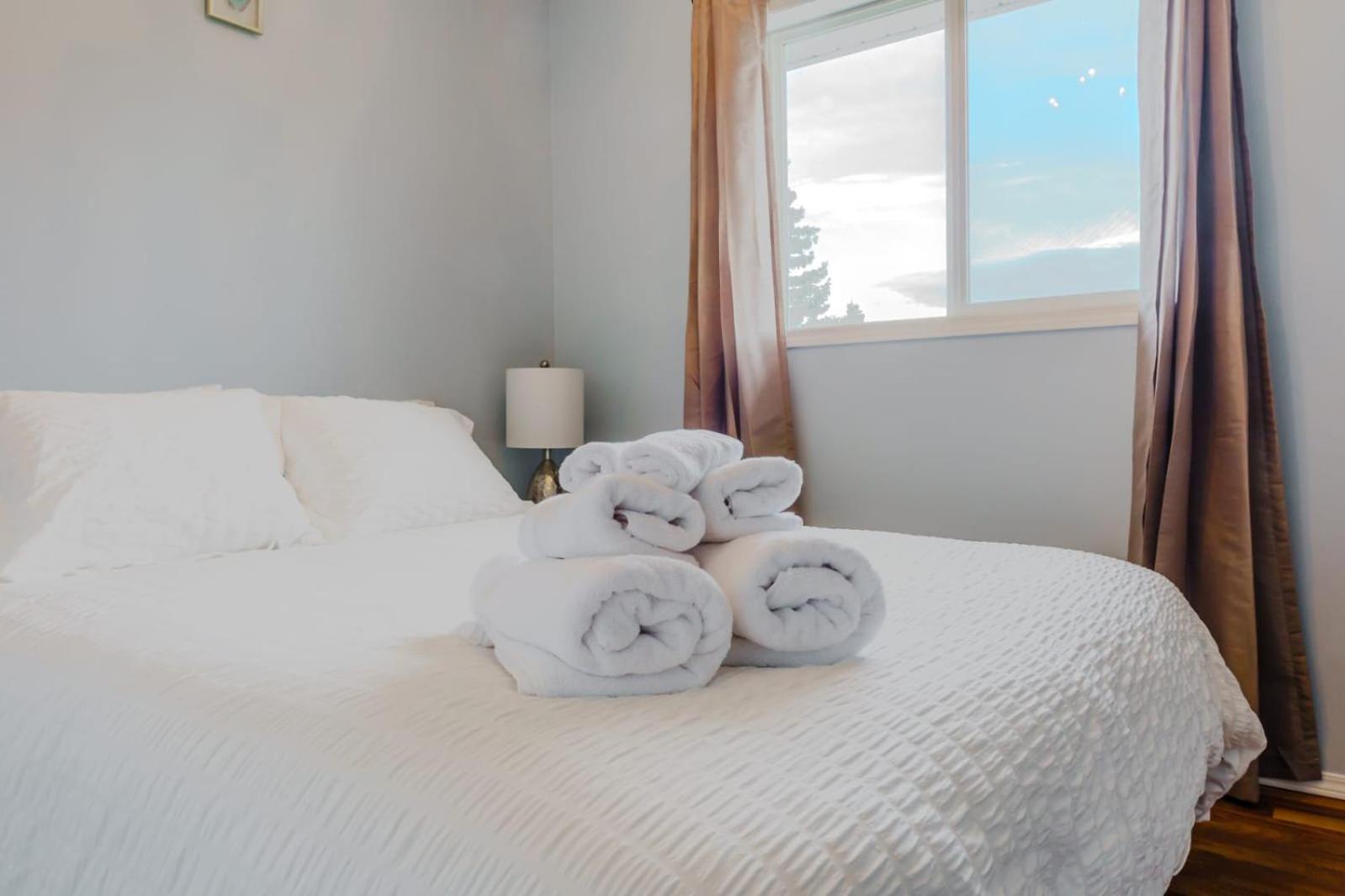 Hotel The Blue Door Grande Prairie Esterno foto