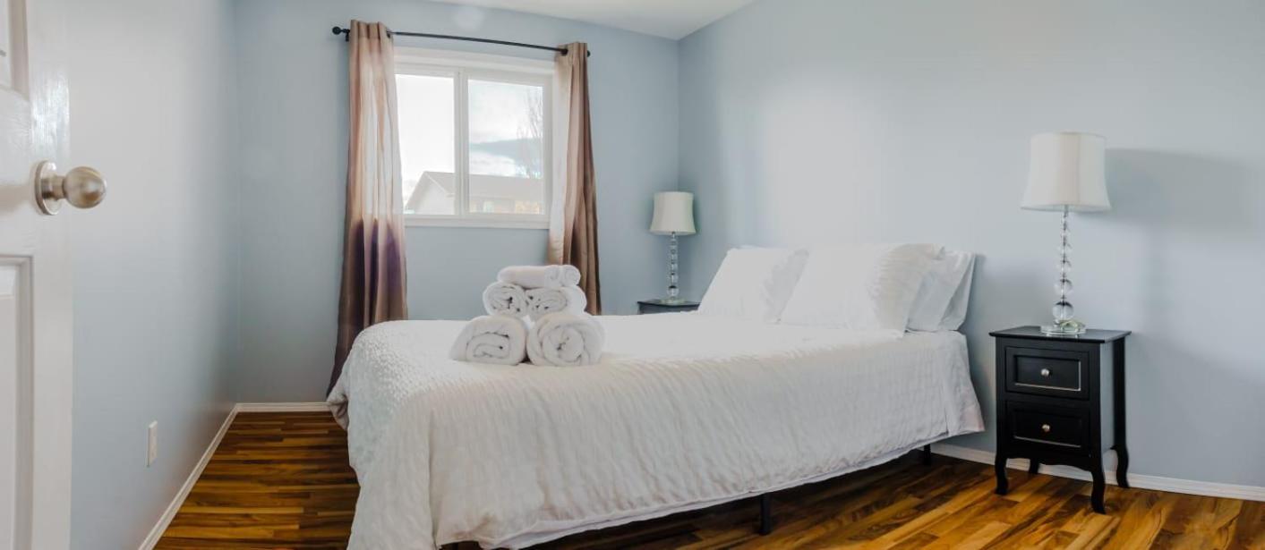 Hotel The Blue Door Grande Prairie Esterno foto